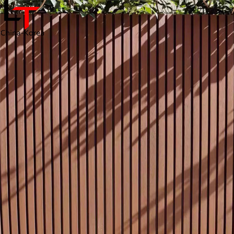 Revestimiento de Pared Exterior con Textura de Madera y Patrón Negro, Paneles de Pared Fluted WPC para Exteriores, Revestimiento Decorativo de Siding de Casa